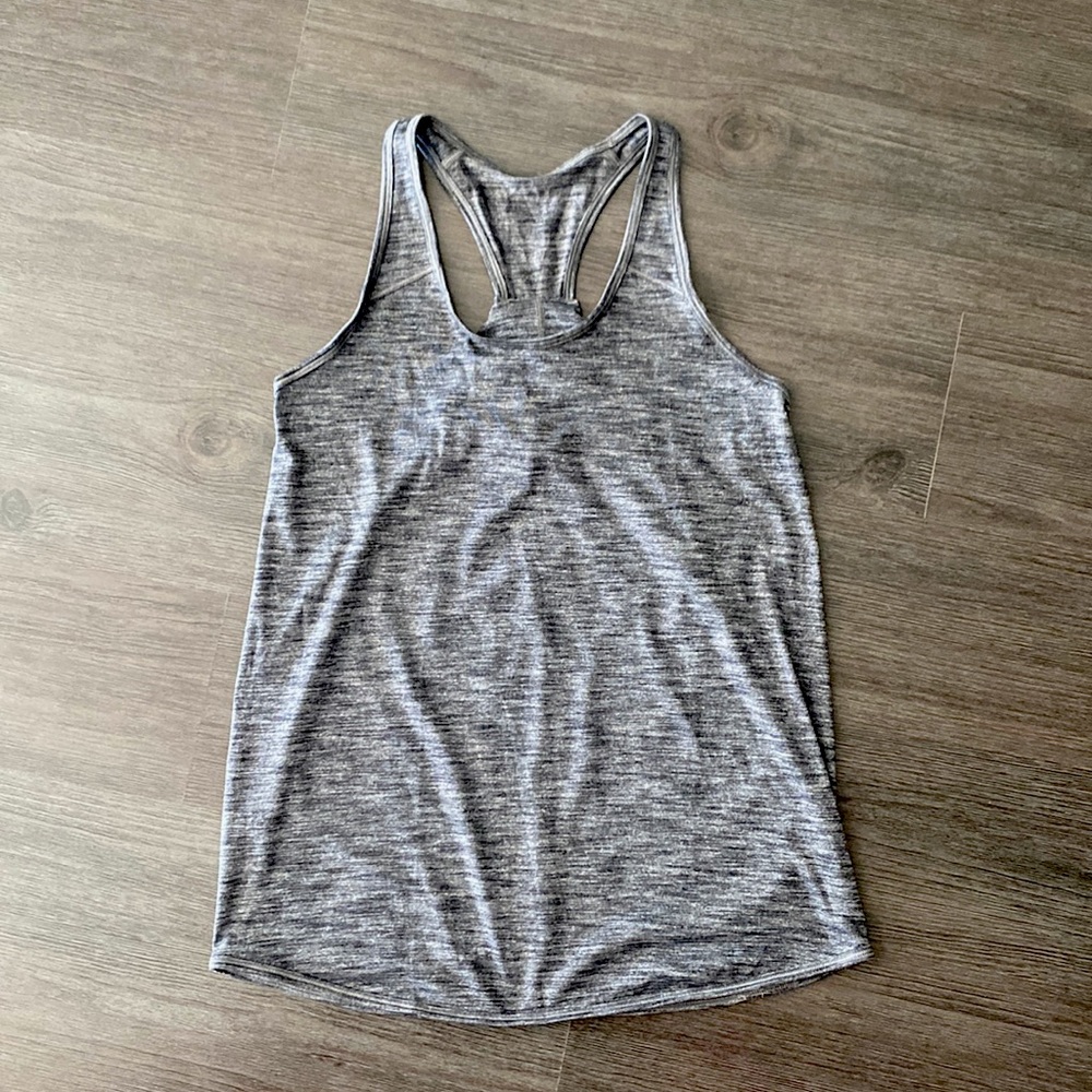 LULULEMON ESSENTIAL TANK PLEATED SIZE 4 HEATHER GREY!!!